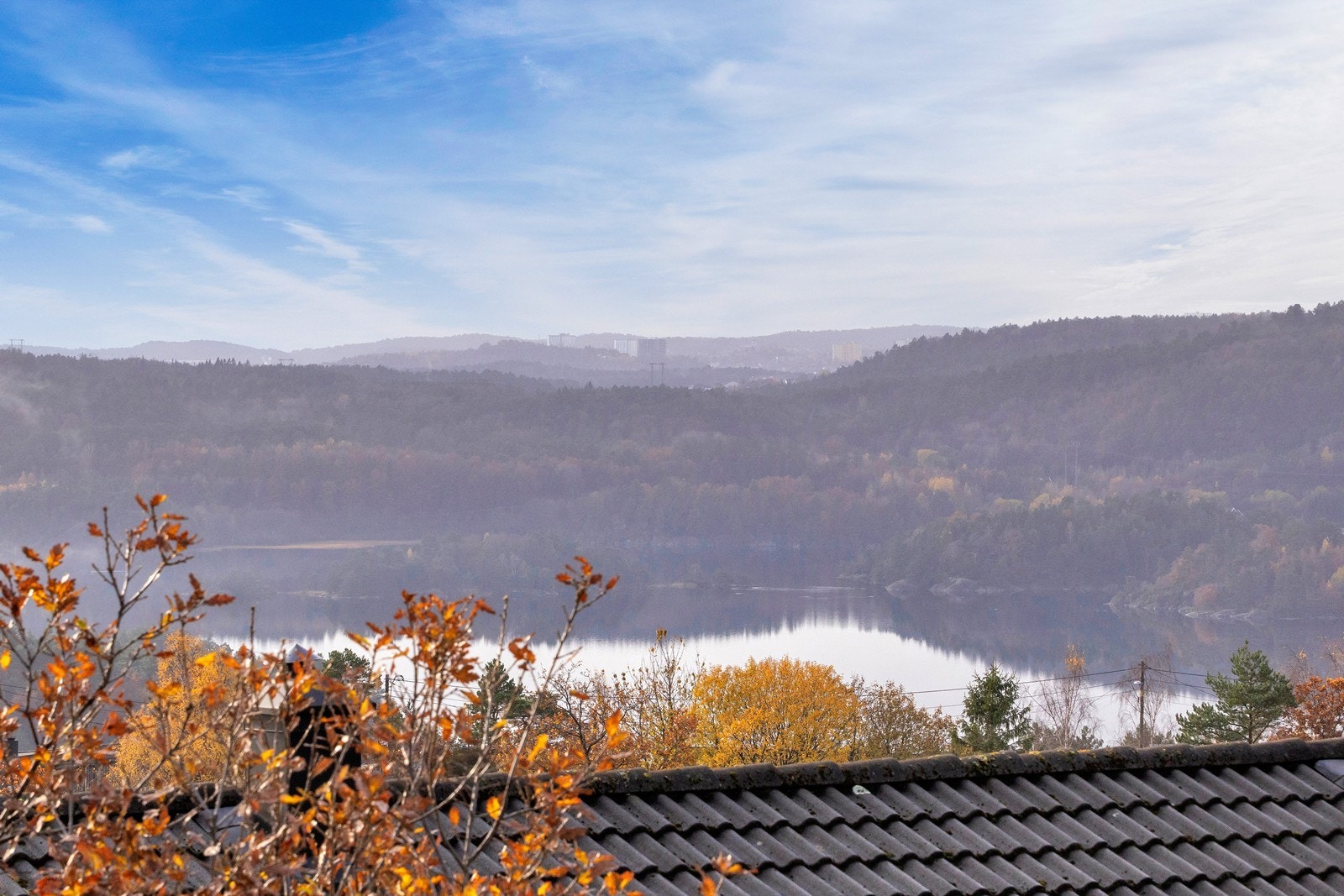 Fra boligens andre etasje er det flott utsikt over Topdalsfjorden. Galleribilde
