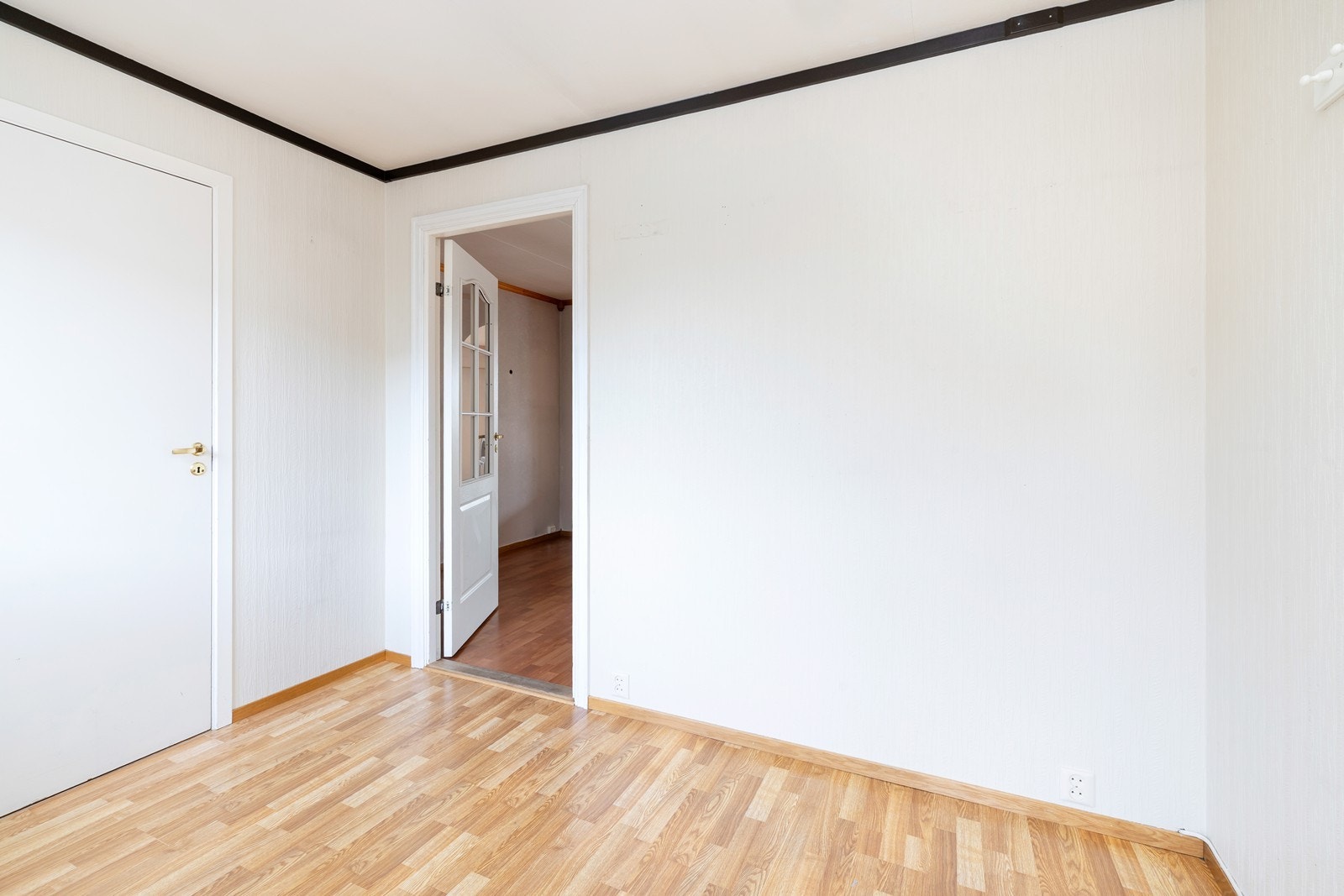 Velkommen inn! Vindfang med adkomst til innvendig bod. God plass til å henge av seg klær. Galleribilde