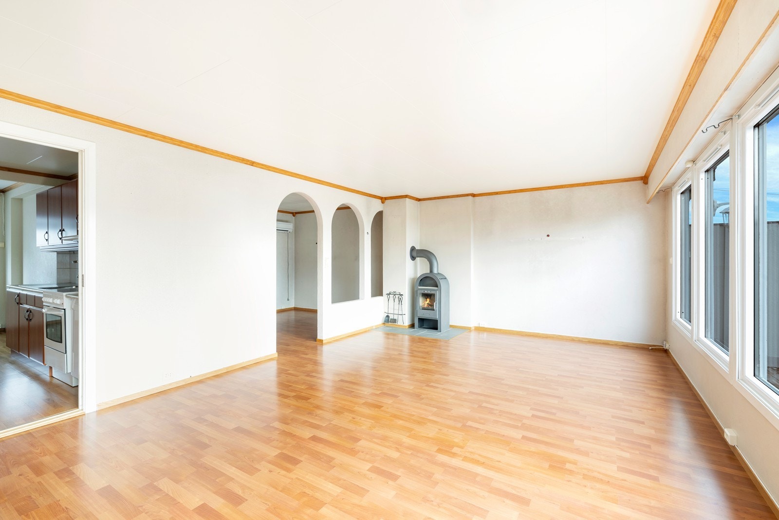 Romslig stue med peis. Galleribilde