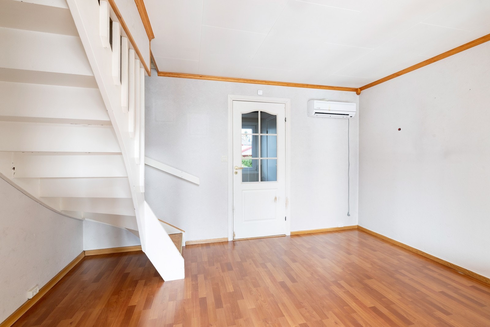 Fra vindfanget kommer du videre til en forstue med trapp opp til annen etasje. Galleribilde