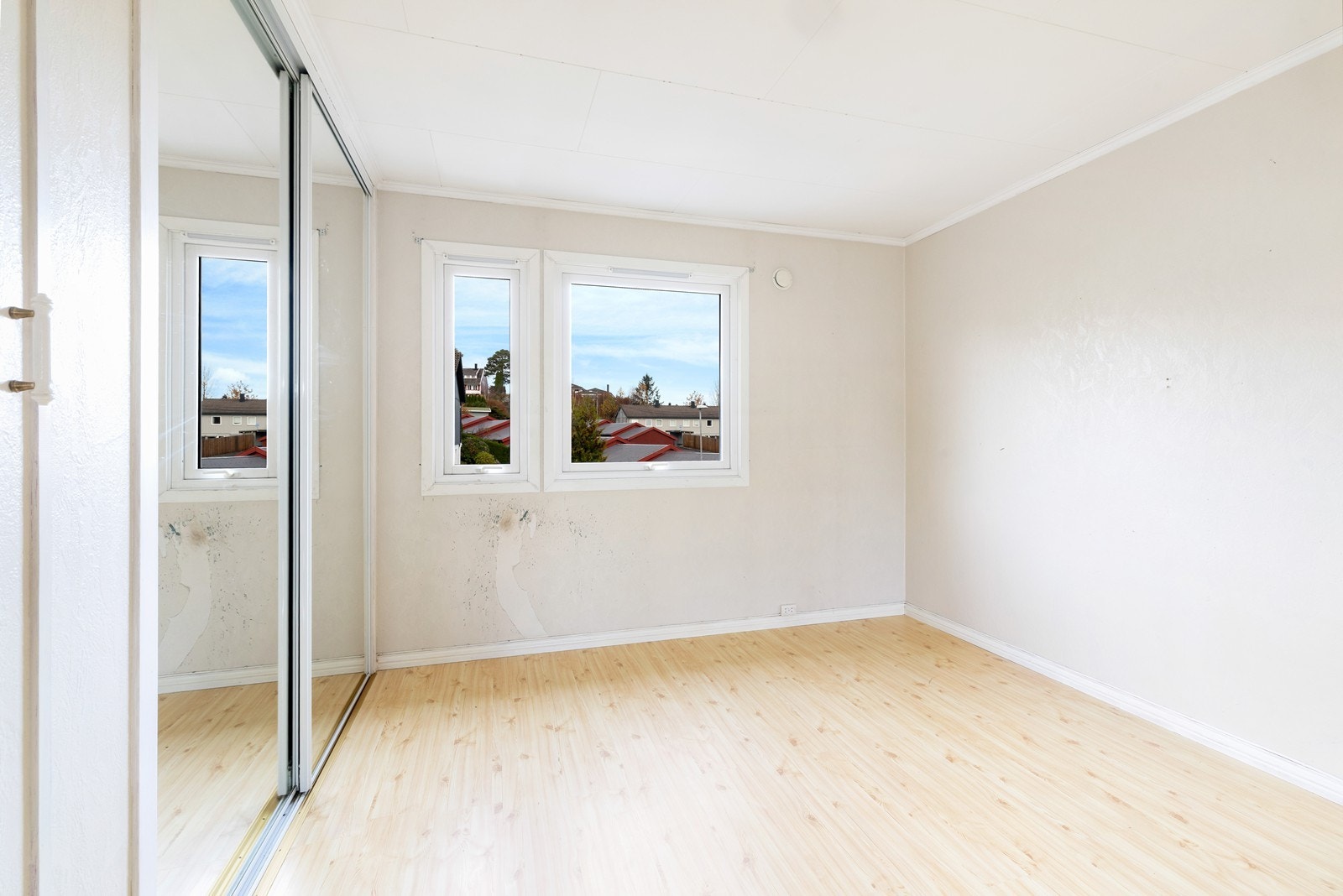 Soverom mot oppkjørsel. Romslig skyvedørsgarderobe. Galleribilde