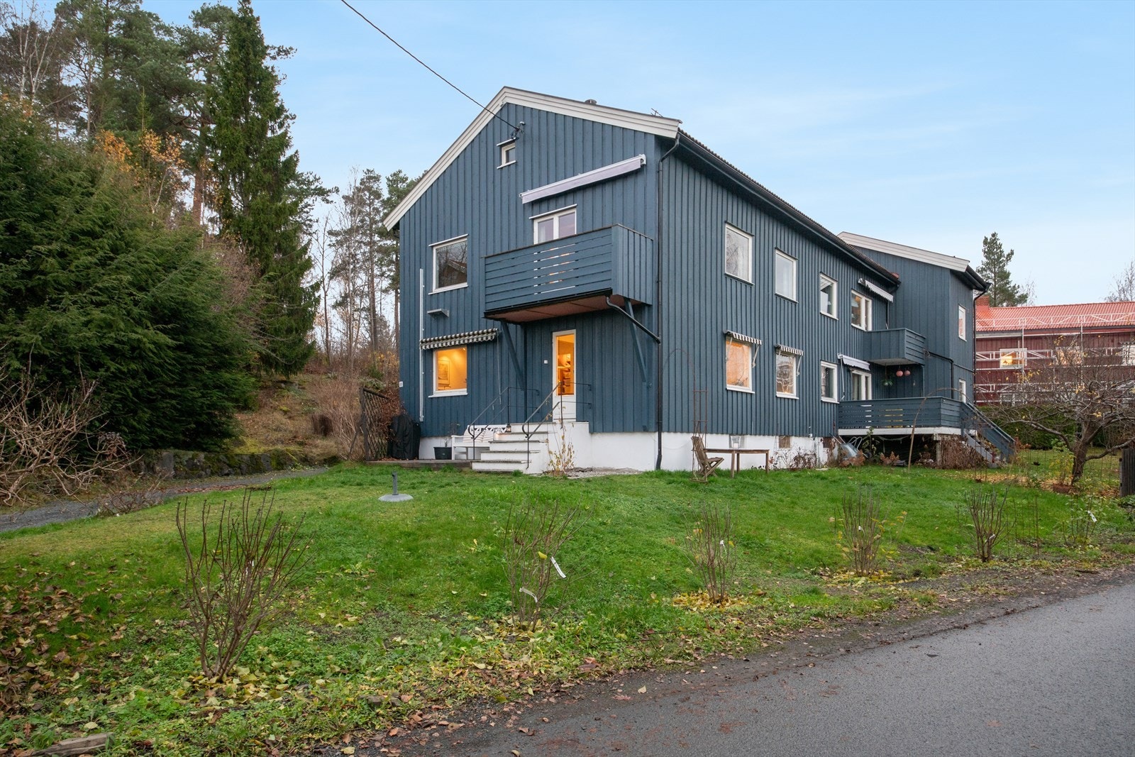 Her bor du med kort avstand til det du trenger i hverdagen! Leiligheten disponerer terrasse og hage (juridisk fellesareale). Galleribilde