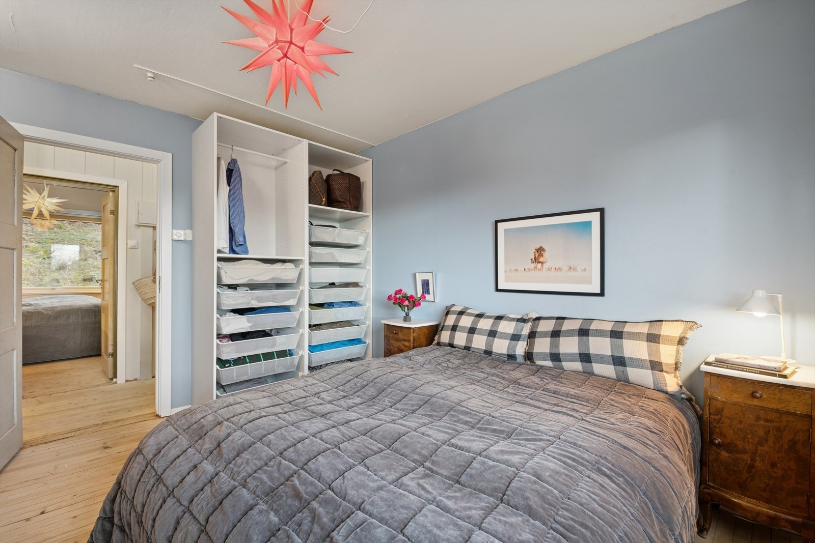 Garderobe. Galleribilde