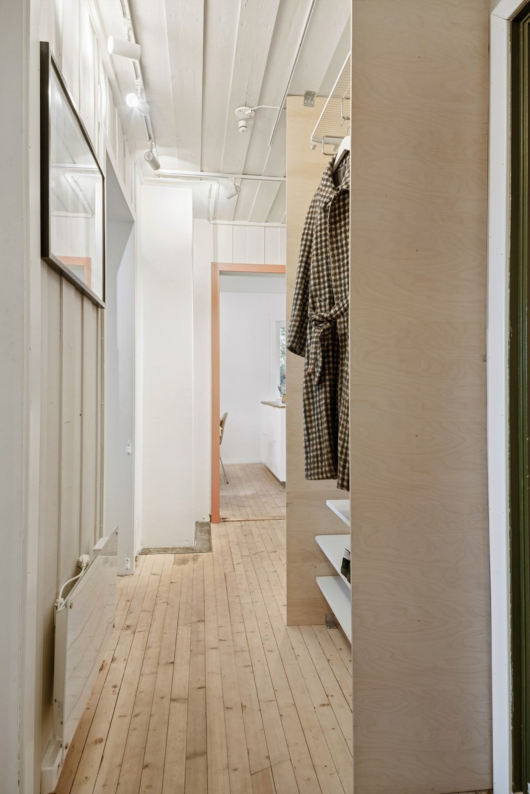 Trivelig og luftig entrè som ønsker deg velkommen inn, god plass til å henge fra seg ytterklær! Galleribilde