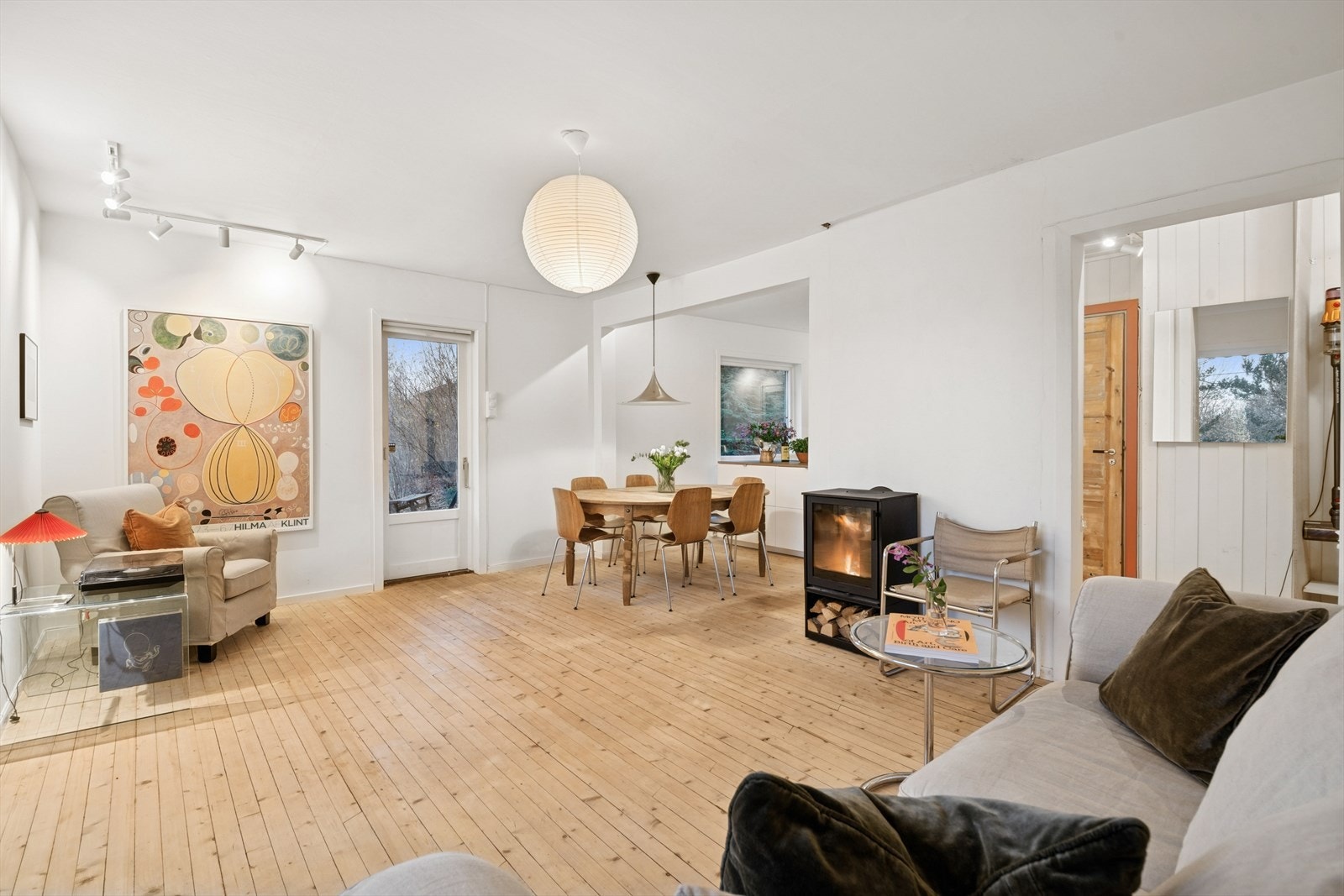 Fin og romslig stue med store vindusflater som gir godt med lysinnslipp. Galleribilde