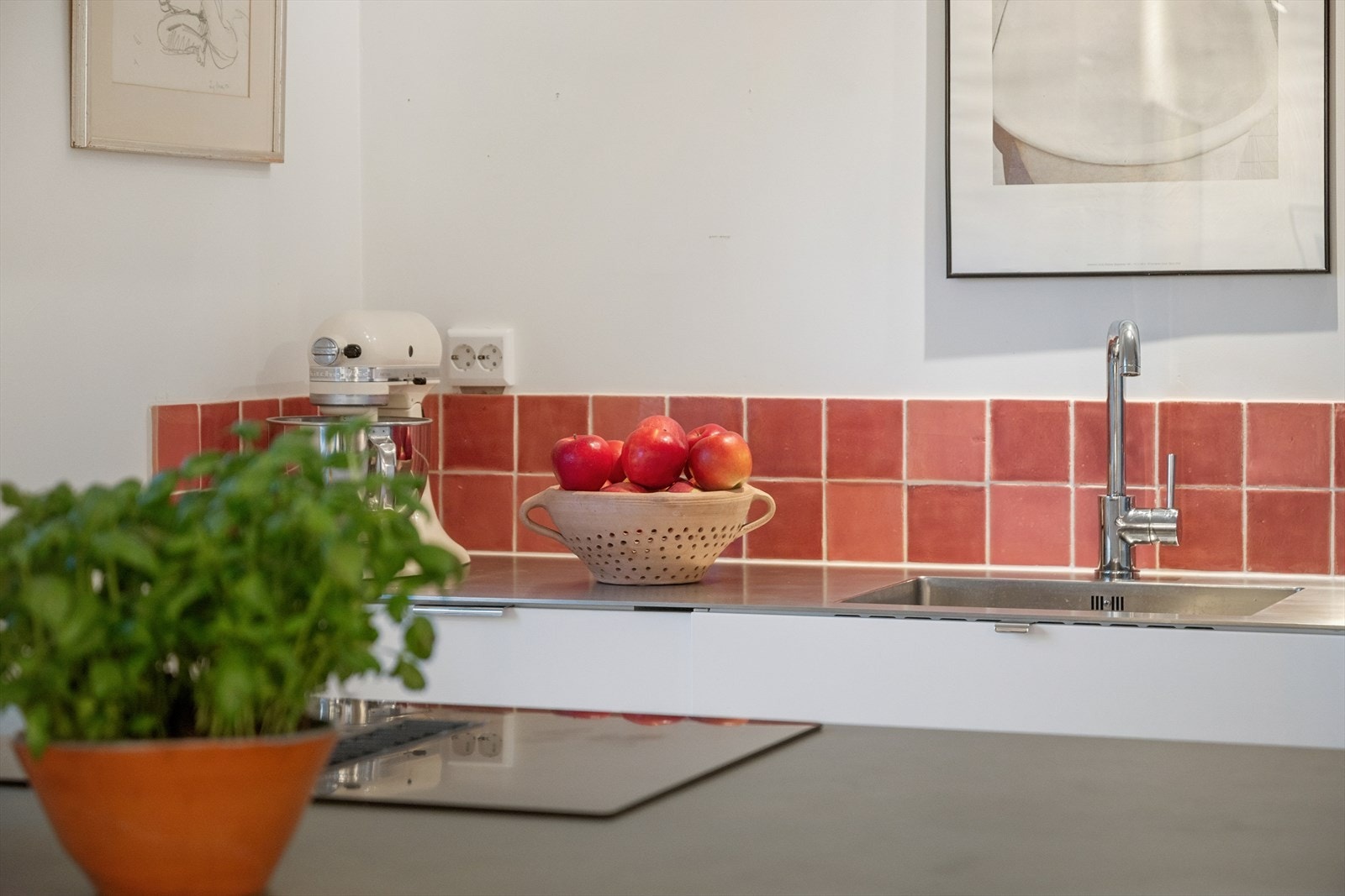 Kjøkkenet er innredet slik at matlagingen forenes med sosialt samvær. Galleribilde