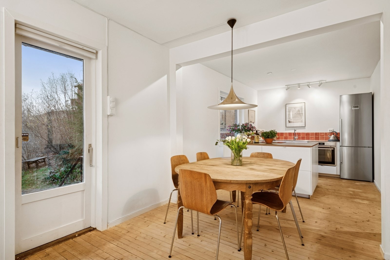 Trapp ned til terrasse og hage. Galleribilde