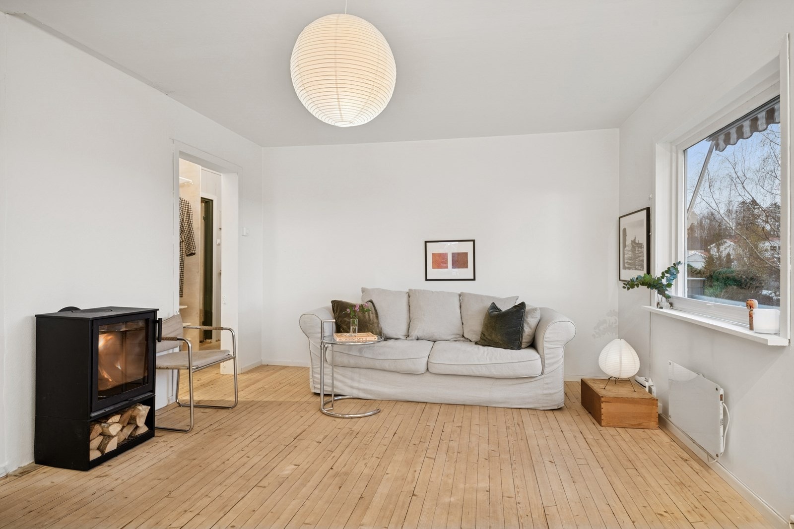 Koselig stue med vedovn. Originale tregulv som er behandlet med lut og grønnsåpe. Galleribilde