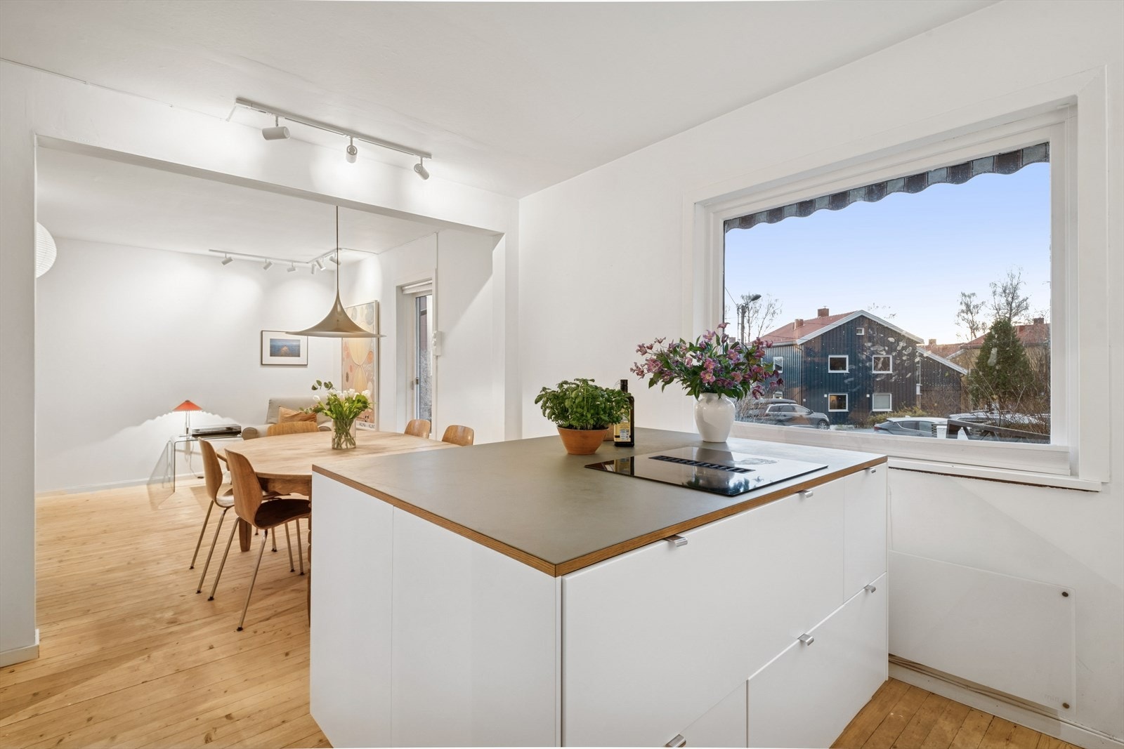 Åpen og sosial stue- og kjøkkenløsning, dette gir et personlig preg på leiligheten! Galleribilde