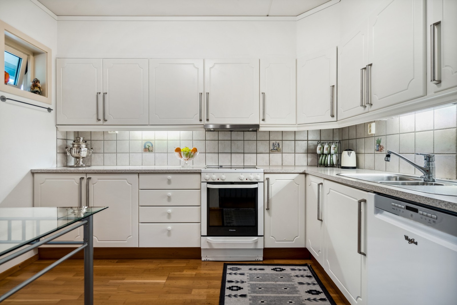 Kjøkkenet er romslig med godt utbygget benke- og skapplass. Galleribilde