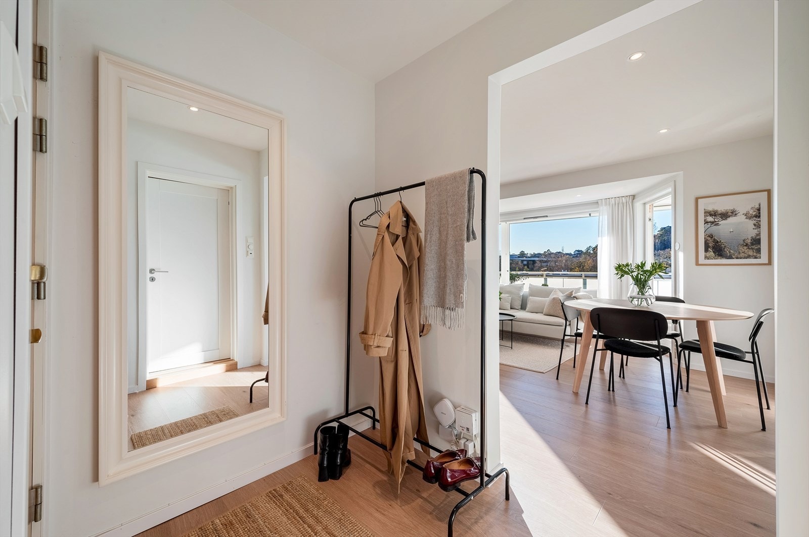 - Entré på 3,3 m² med god plass til å henge fra seg yttertøyet - Galleribilde