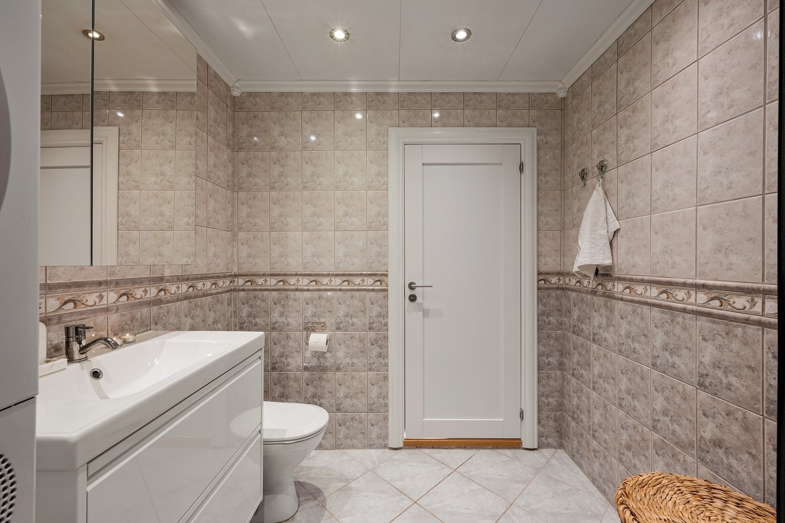 - Badet har behagelig varme i gulvet som sikrer en lun og deilig varme - Galleribilde