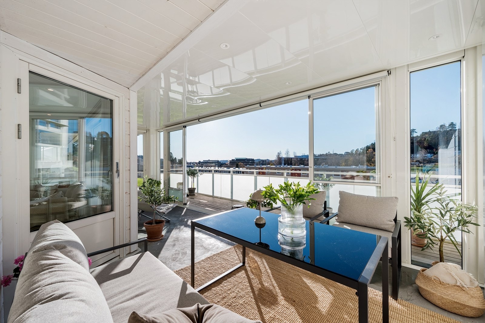 - Du har en herlig innglasset balkong på hele 17 m² - Galleribilde