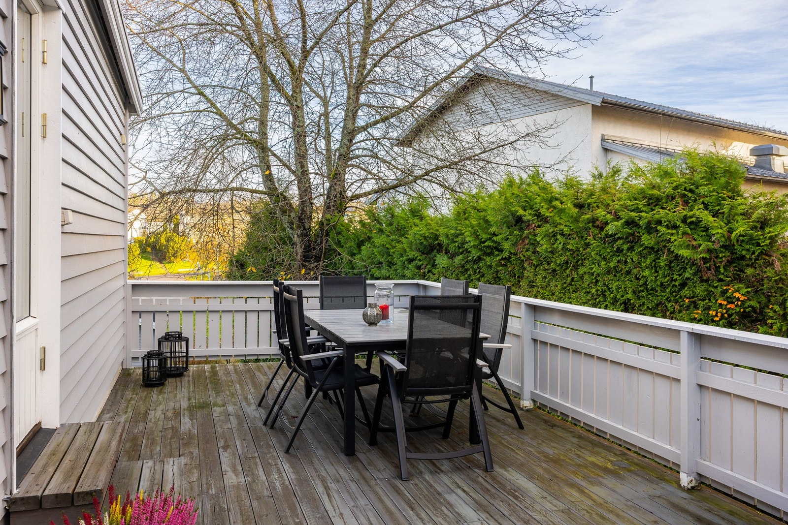 Terrassen er på 22 m² og rommer utemøbler, grill mm. Galleribilde