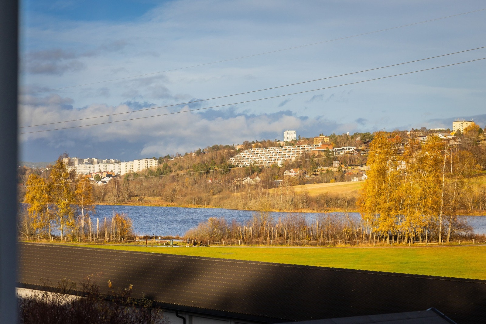 Herfra kan man se mot Østensjøvannet og grønne omgivelser. Galleribilde