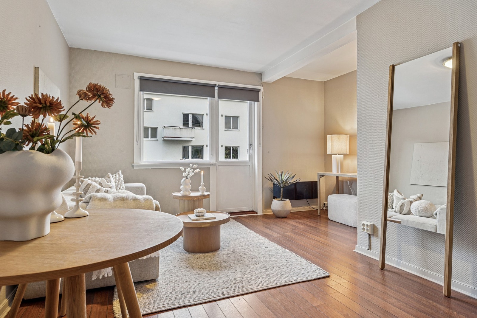 Med sine 17 kvm og en smart utforming byr stuen på romslige møbleringsmuligheter, med plass til både sofagruppe og spisebord. Galleribilde