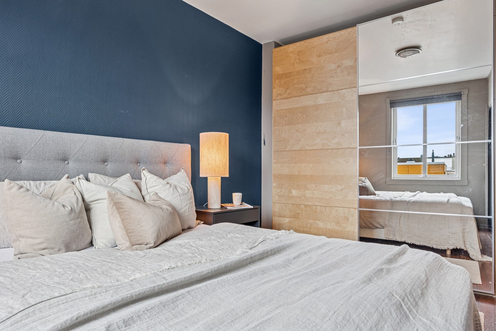 Her er det god plass til praktisk innebygd garderobeløsning for ekstra lagringsplass. Galleribilde