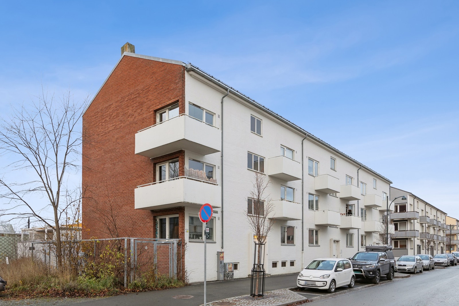 Det er 9 parkeringsplasser som tilhører sameiet. Leiepris er 400kr i måneden, og det er opplyst at det er to ledige plasser pr. 07.11. - Velkommen til visning! Galleribilde