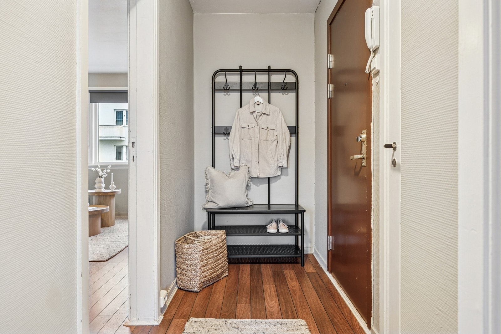 Entreen er på ca. 4,5 kvm med plass til oppbevaring av sko og yttertøy. Galleribilde