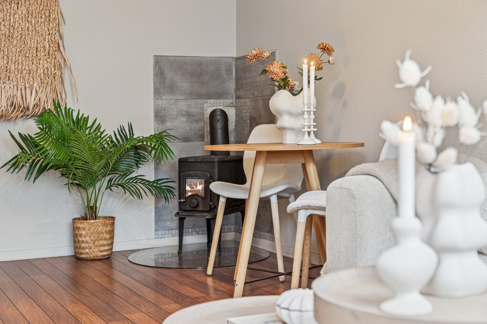 Boligen varmes opp ved hjelp av vedovn på stuen, som gir lave og forutsigbare oppvarmingskostnader. Galleribilde