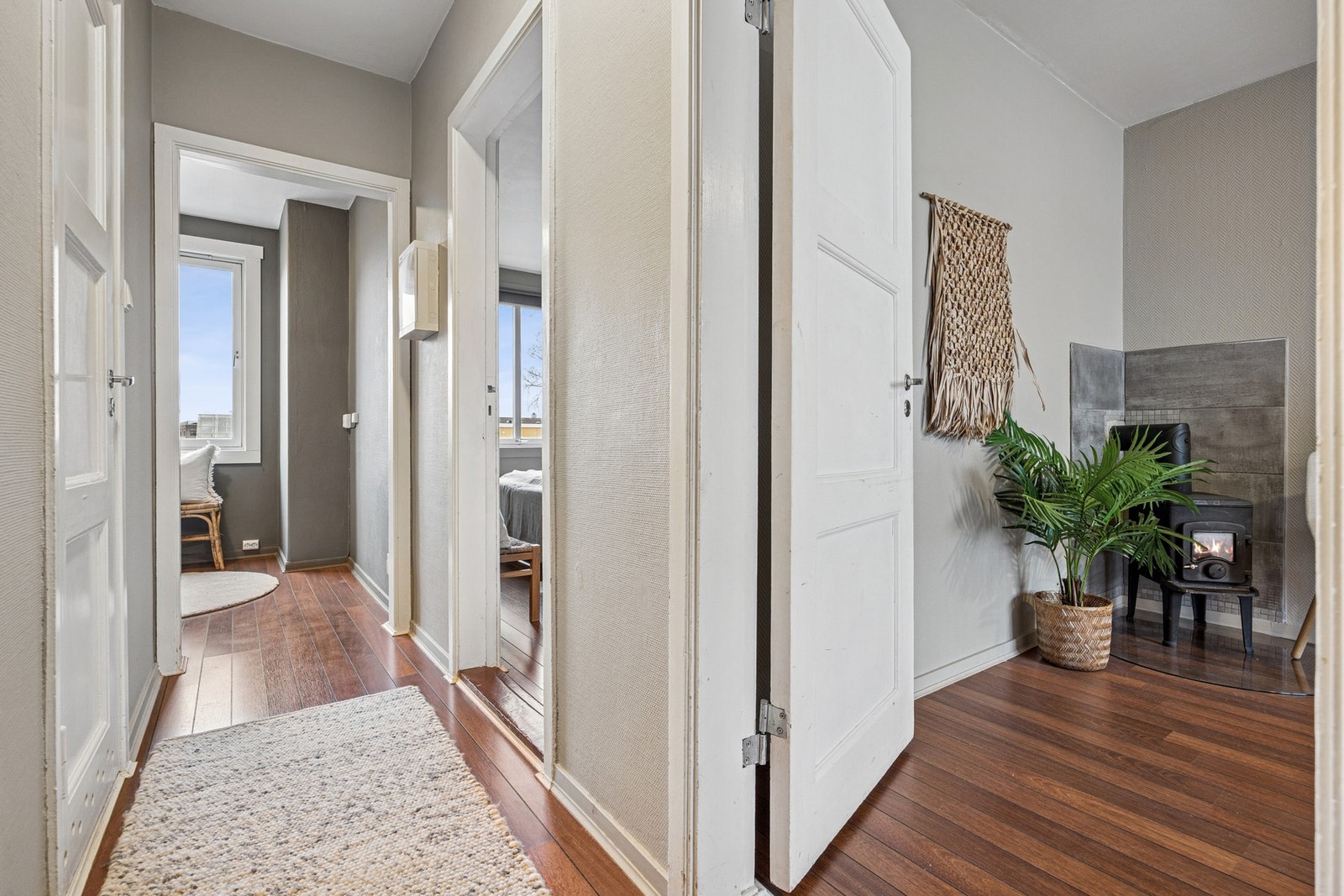 Det er tydelige inndelte rom, med praktisk gang som fungerer som knutepunktet mellom de ulike rommene. Galleribilde