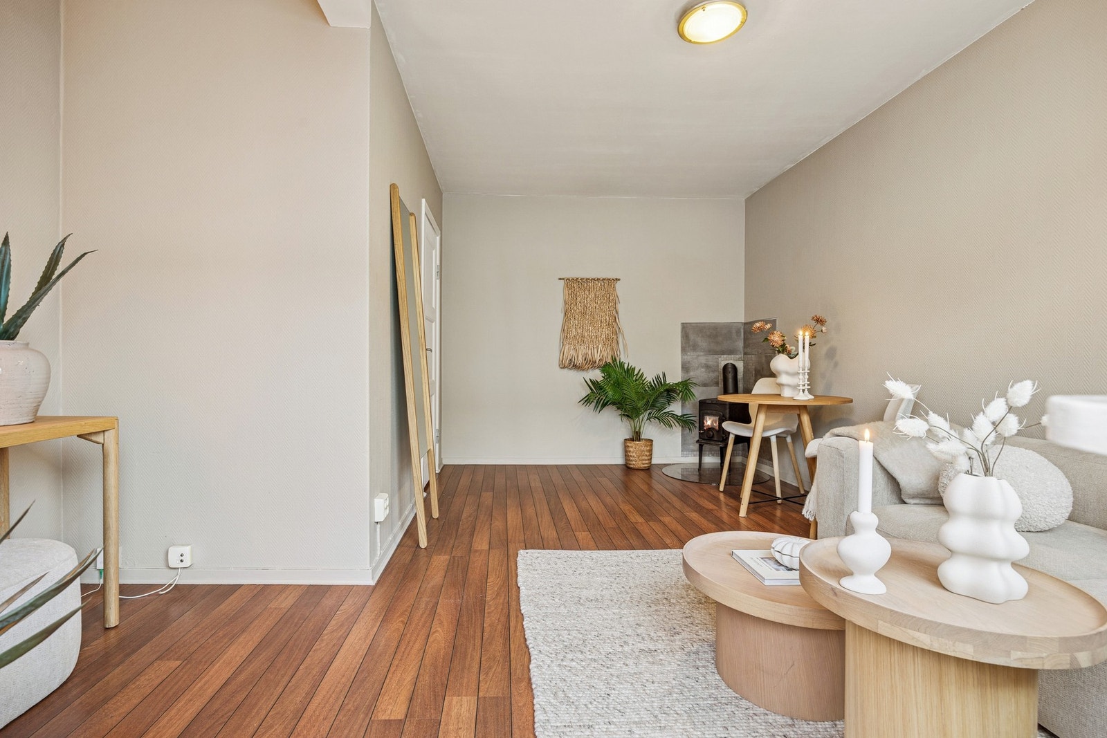 Det er lave fellesutgifter på kun 2 300,- som inkluderer TV, internett, trappevask, brøyting, strøing, og felles byggforsikring. Galleribilde