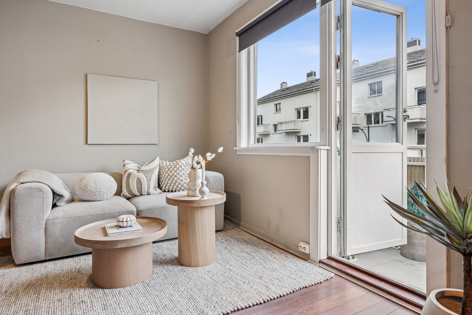 Store vindusflater sørger for flotte lysforhold gjennom dagen, og bidrar til en varm og innbydende stemning på kveldstid. Galleribilde