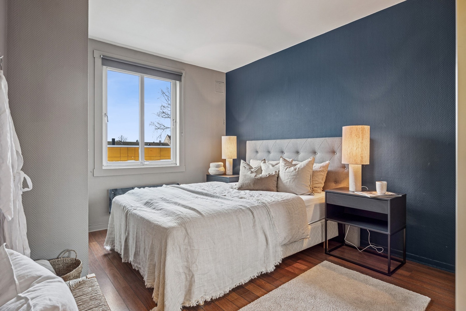 Størrelsen på rommet gir god plass til seng og annen møblering. Galleribilde