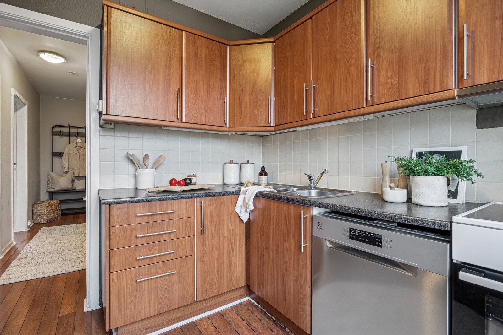 Fra gangen kommer du til separat kjøkken. Galleribilde