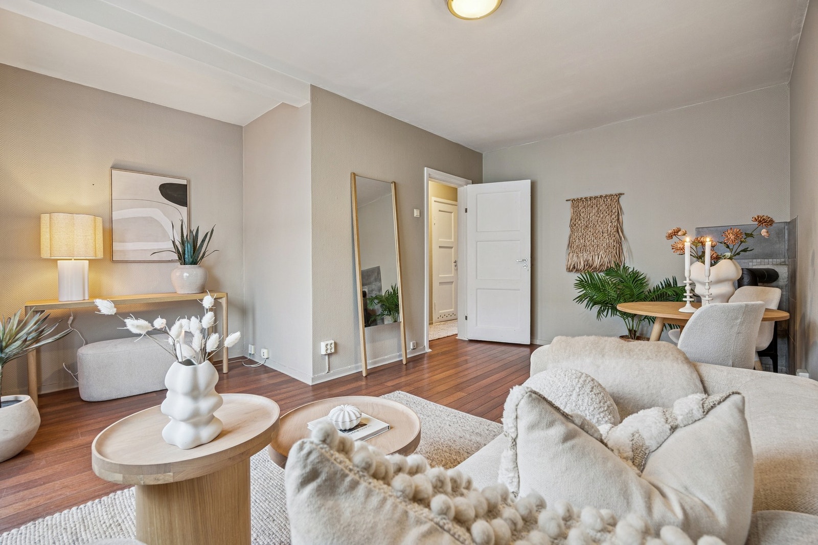 Leiligheten holder god standard og fremstår lys og innbydende etter at alle vegger ble malt i 2023. Galleribilde