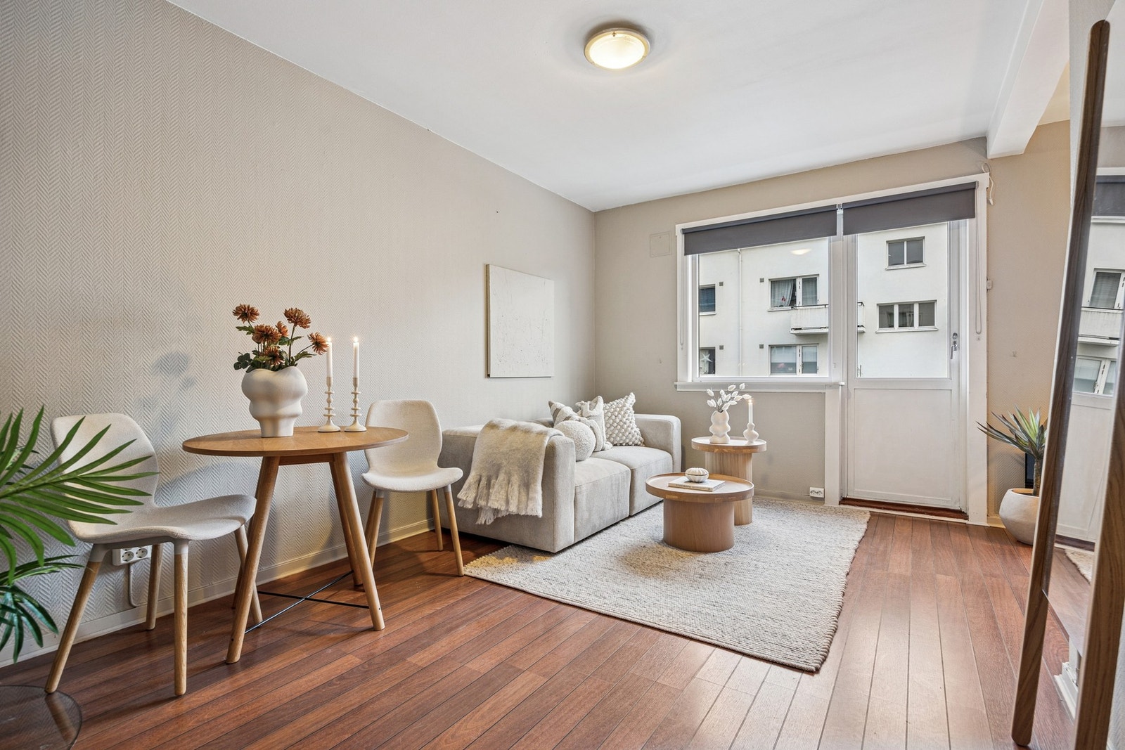 Leiligheten består av romslig stue, kjøkken, soverom, entré, bad, separat toalett, balkong, samt tre eksterne boder. Galleribilde