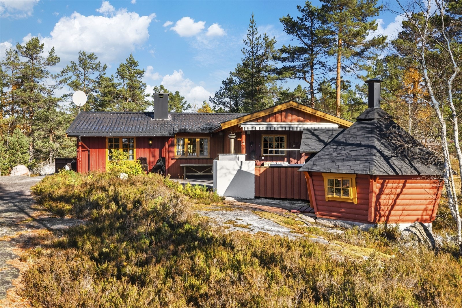 Det er ca. 10 minutter til Treungen med butikker, kafé, bank og lignende. I Treungen ligger også Telemarks nest største innsjø, Nisser, som har mange fine sandstrender. Galleribilde