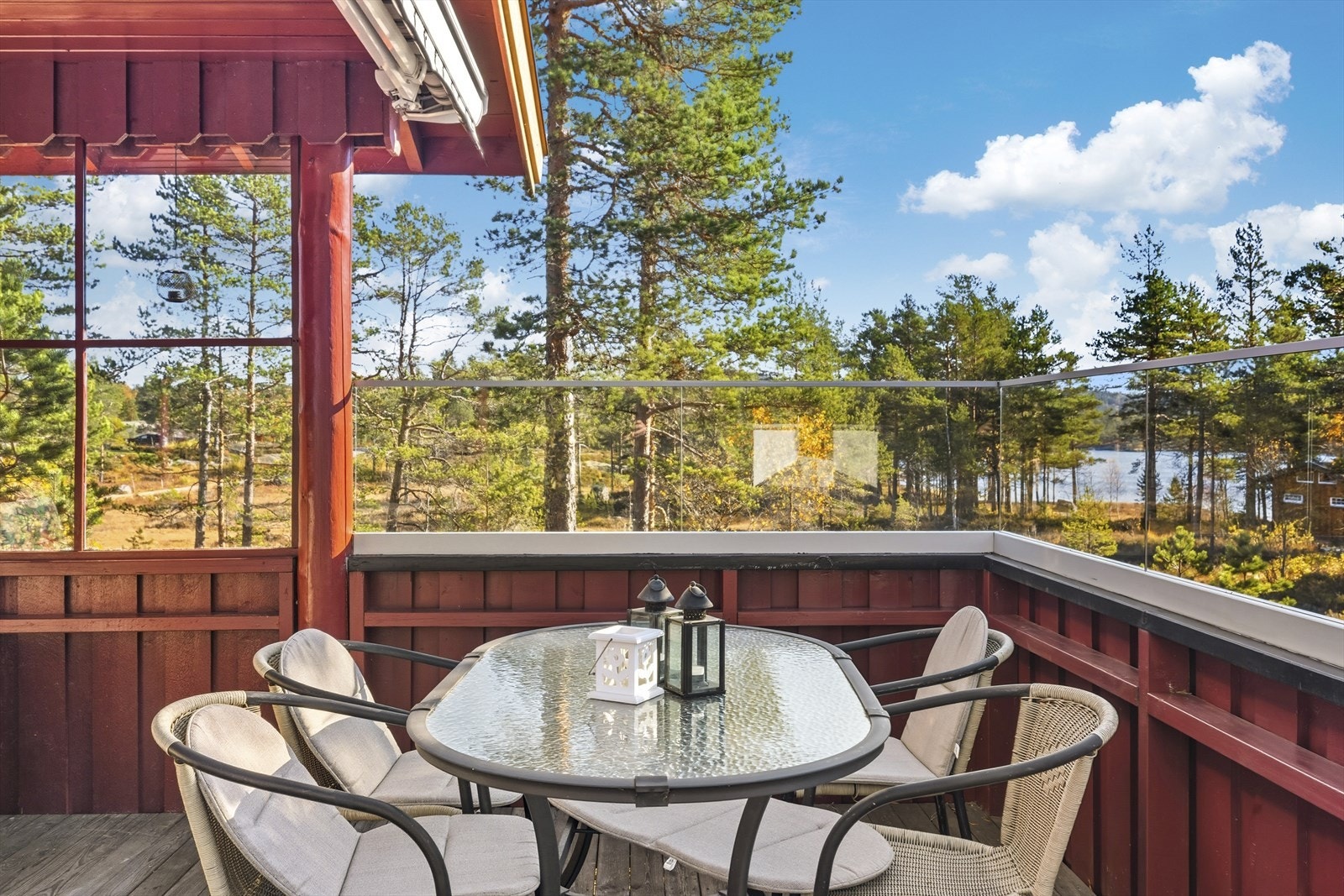 Trivelig utsikt til Mjåvatn som gir bademuligheter, kanopadling og fiskelykke. Galleribilde