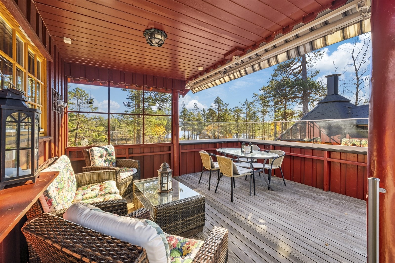 Totalt har hytta 61 kvm med utearealer slik at solen kan nytes fra morgen til kveld i alle retninger. Galleribilde