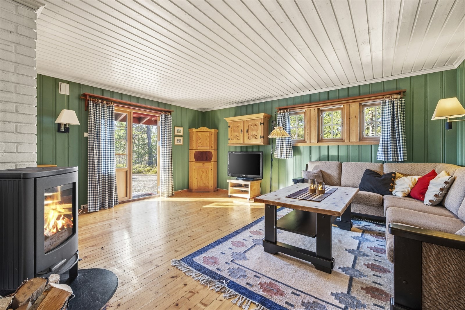 Stuen har en romslig løsning og deilige lysforhold fra både vinduer og terrassedør. Galleribilde