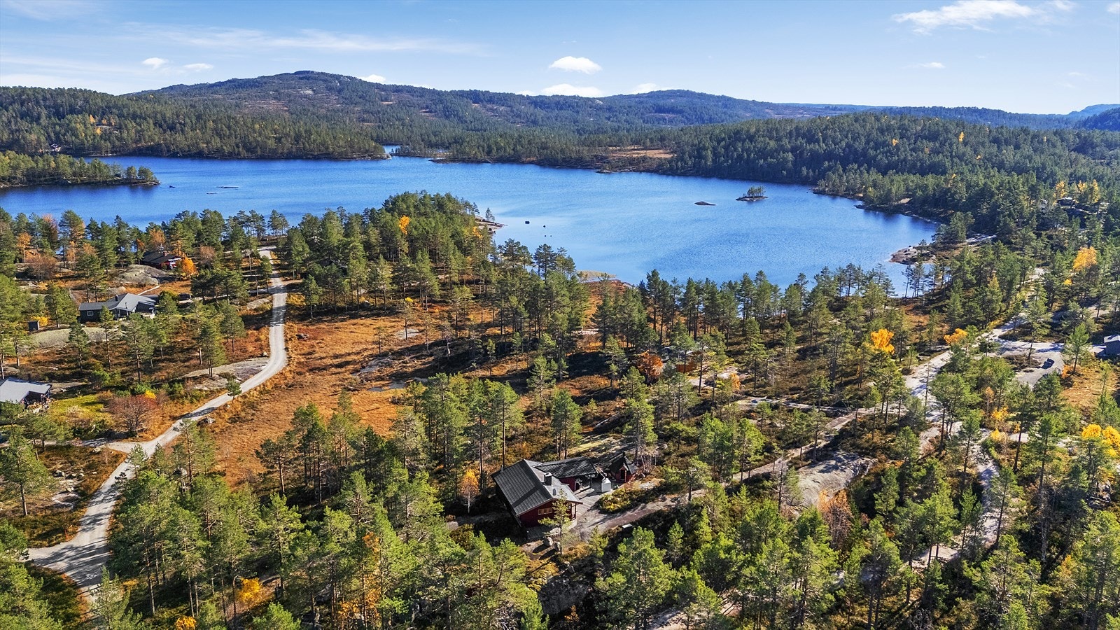 Til Drangedal sentrum er det ca. 35 minutter, og her finner man dagligvareforretning, vinmonopol osv. Galleribilde
