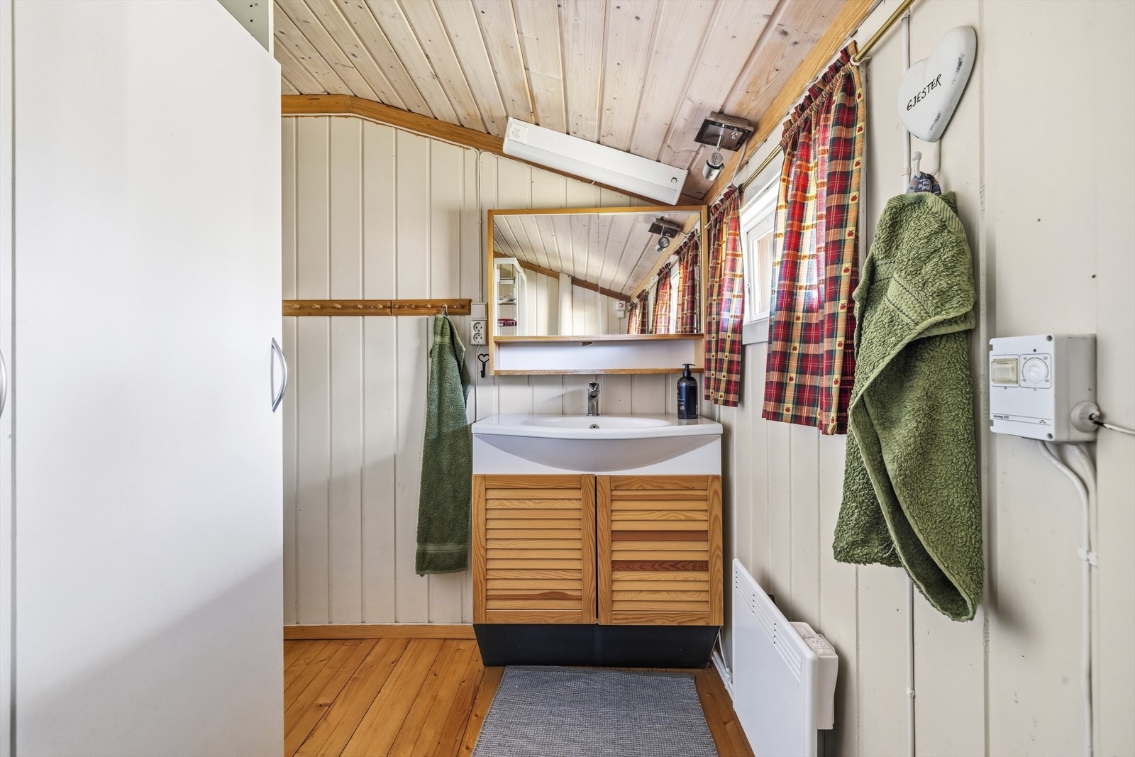 Gråvann fra vask og dusjkabinett går ut i rør under hytte. På bad står det en trykkpumpe som pumper vann inn til hytte, samt en varmtvannstank i skap på ca. 30 liter. Galleribilde