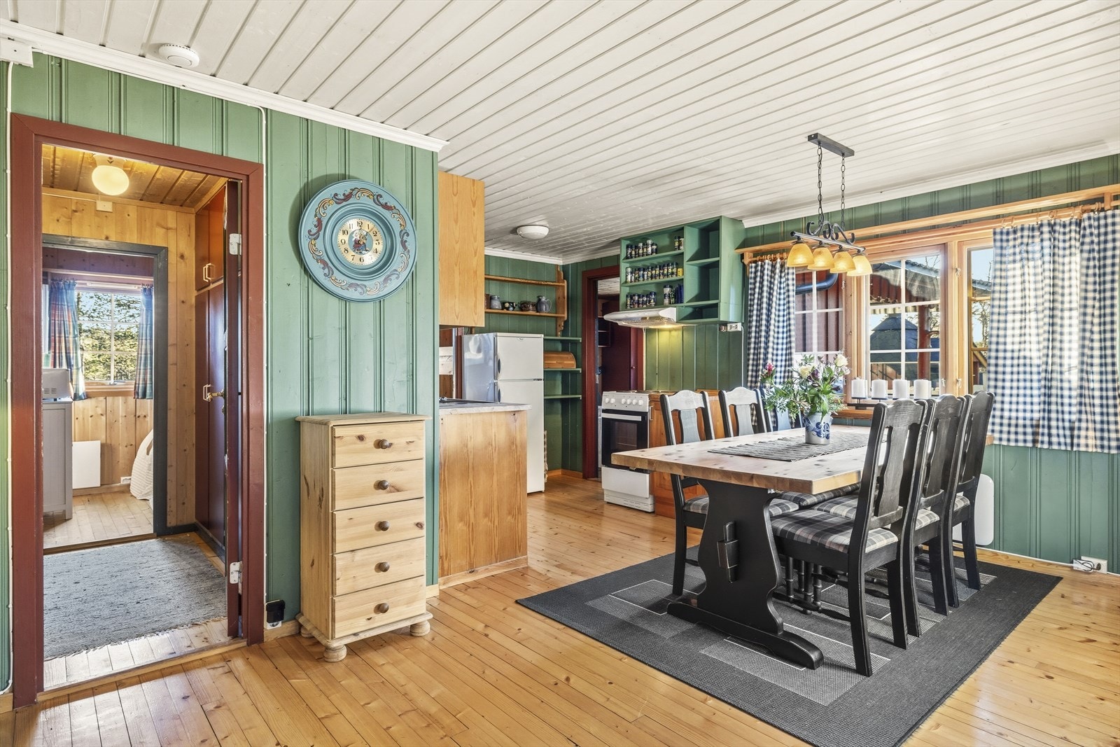 Det er delvis åpent mellom stue- og kjøkken. Galleribilde