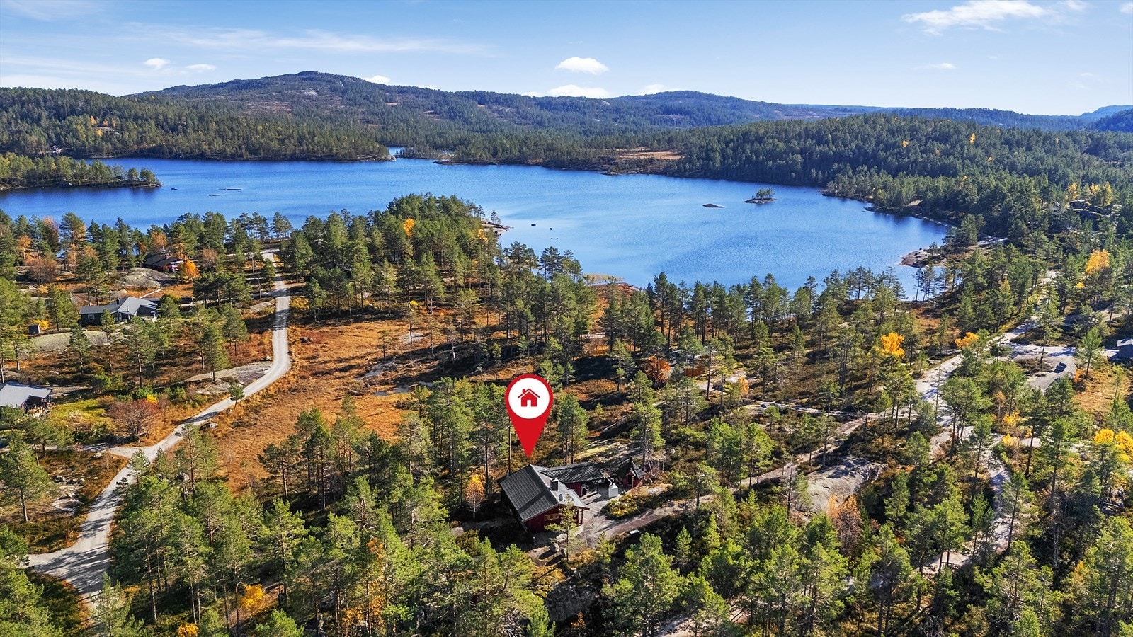 Fra hytta er det gåavstand til vann, turstier, skiløyper og vakre turområder. Kano medfølger langs vannet. Galleribilde