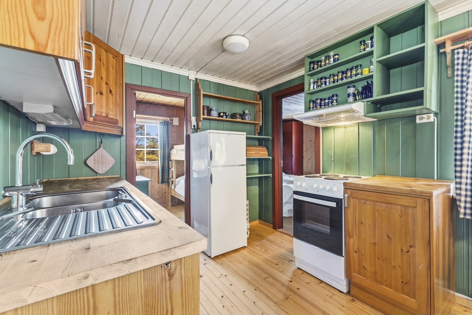 Pumpe for vann står på bad. Galleribilde