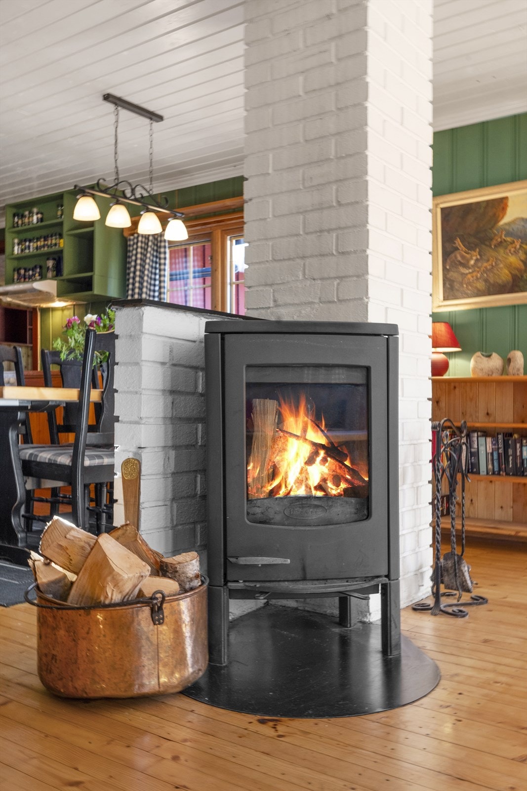 Lukket peisovn i stue. Galleribilde