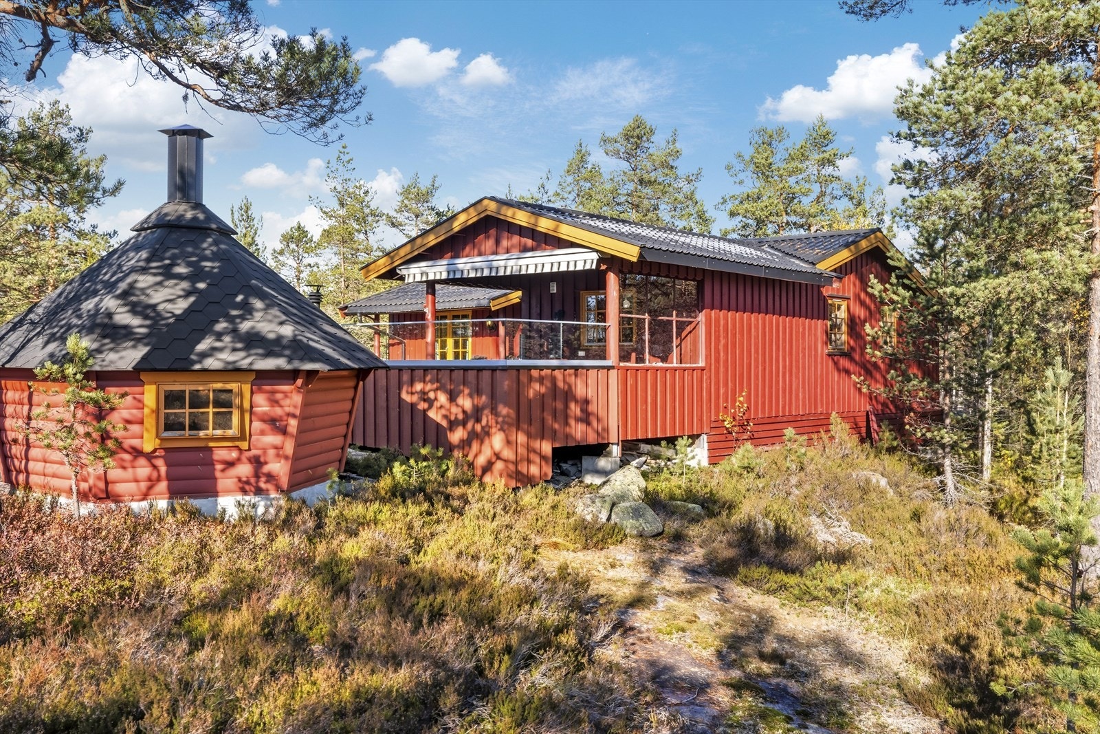 I nærheten finner man også Jettegrytene, som er et slags naturlig badeland bestående av glattslipte fjell. Galleribilde