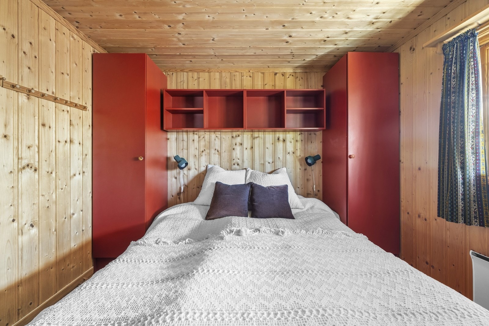 Integrert skapløsning samt garderobeskap medfølger i handelen. Galleribilde