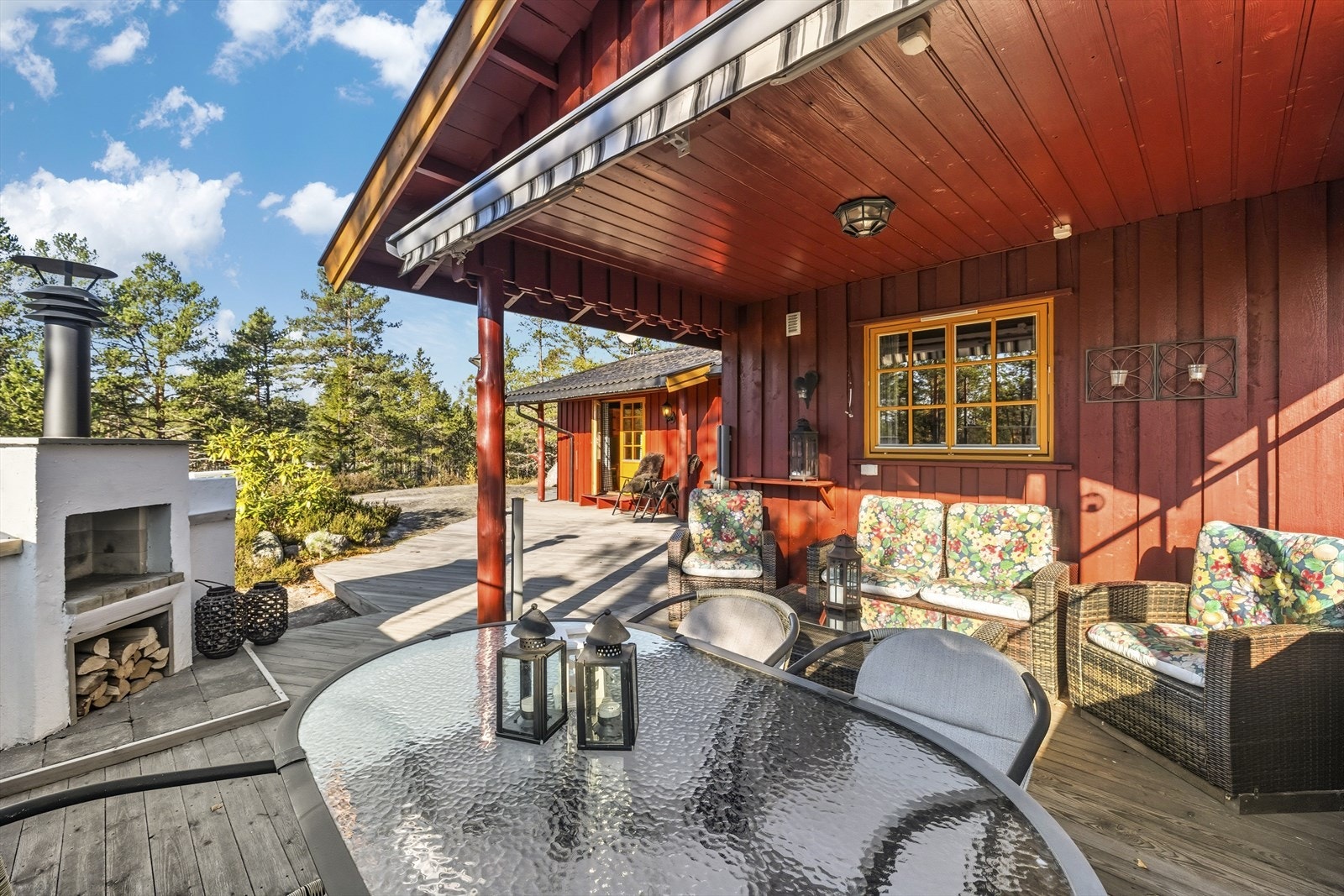 Ved terrasse er det bygget en integrert peis for matlaging og kos. Galleribilde