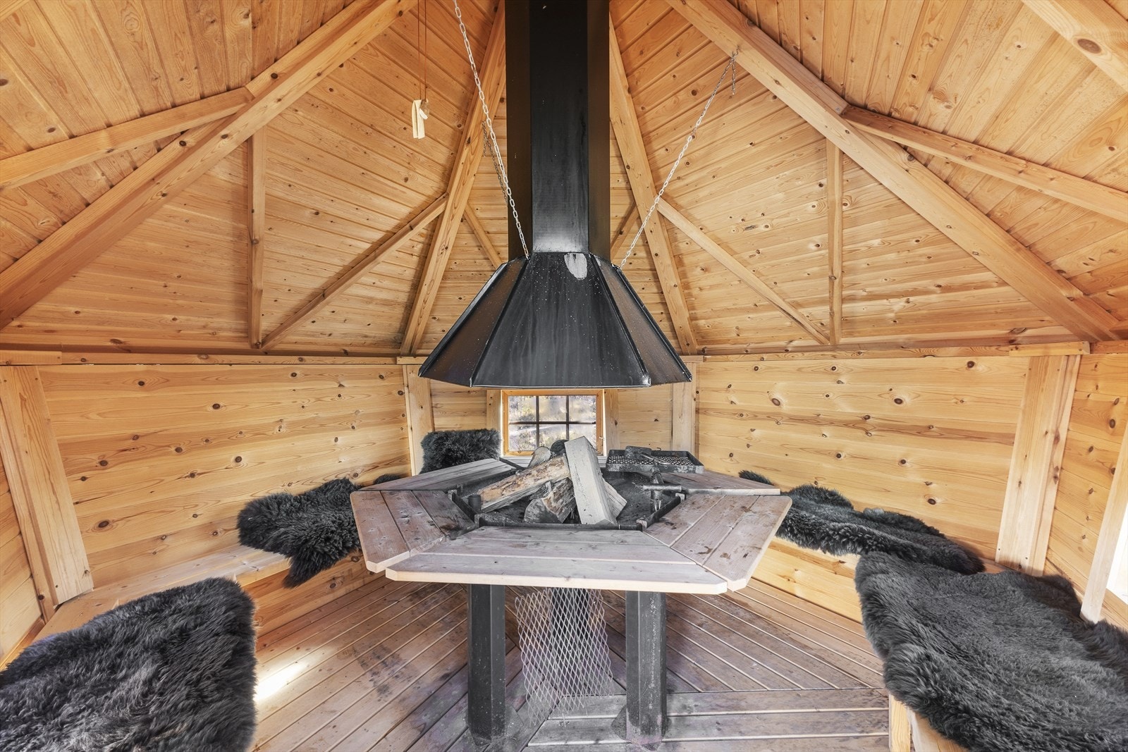 Hytta er fin til å brukes både på sommer og vinter. Det er plass til ca. 10 stykker i hytta. Galleribilde