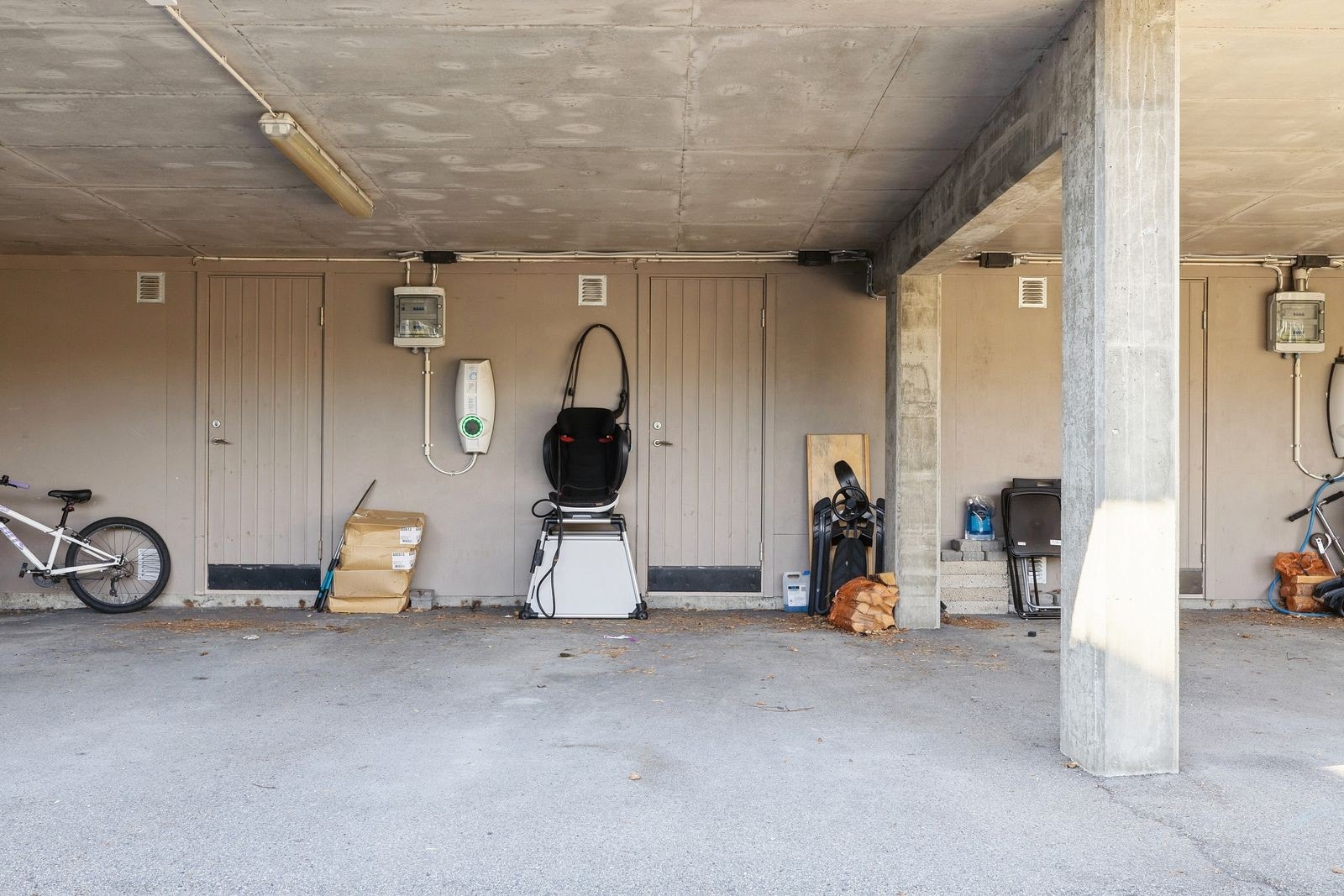 Carport med elbil-lader Galleribilde