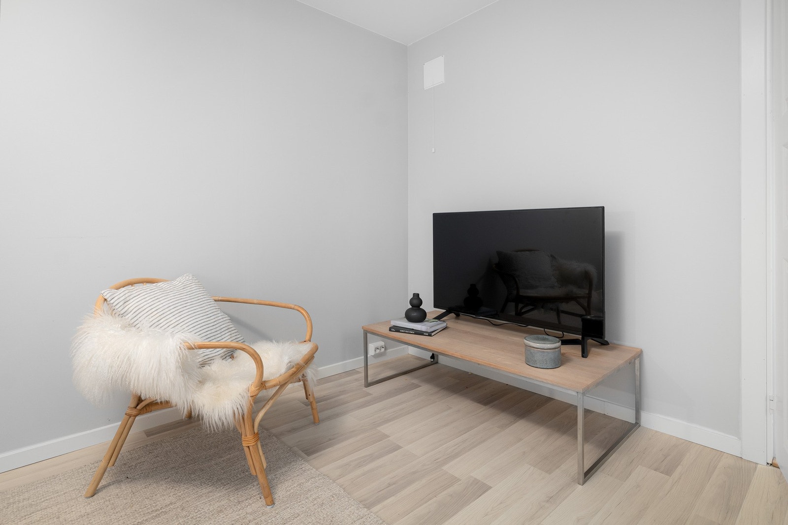 Her innredet som et hyggelig gjestehus/tv-stue. Galleribilde