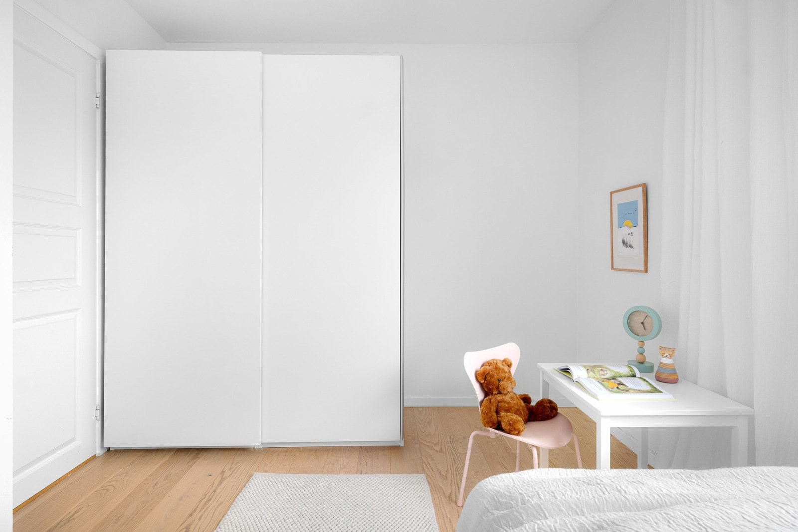 Romslig rom med god plass til oppbevaring. Galleribilde