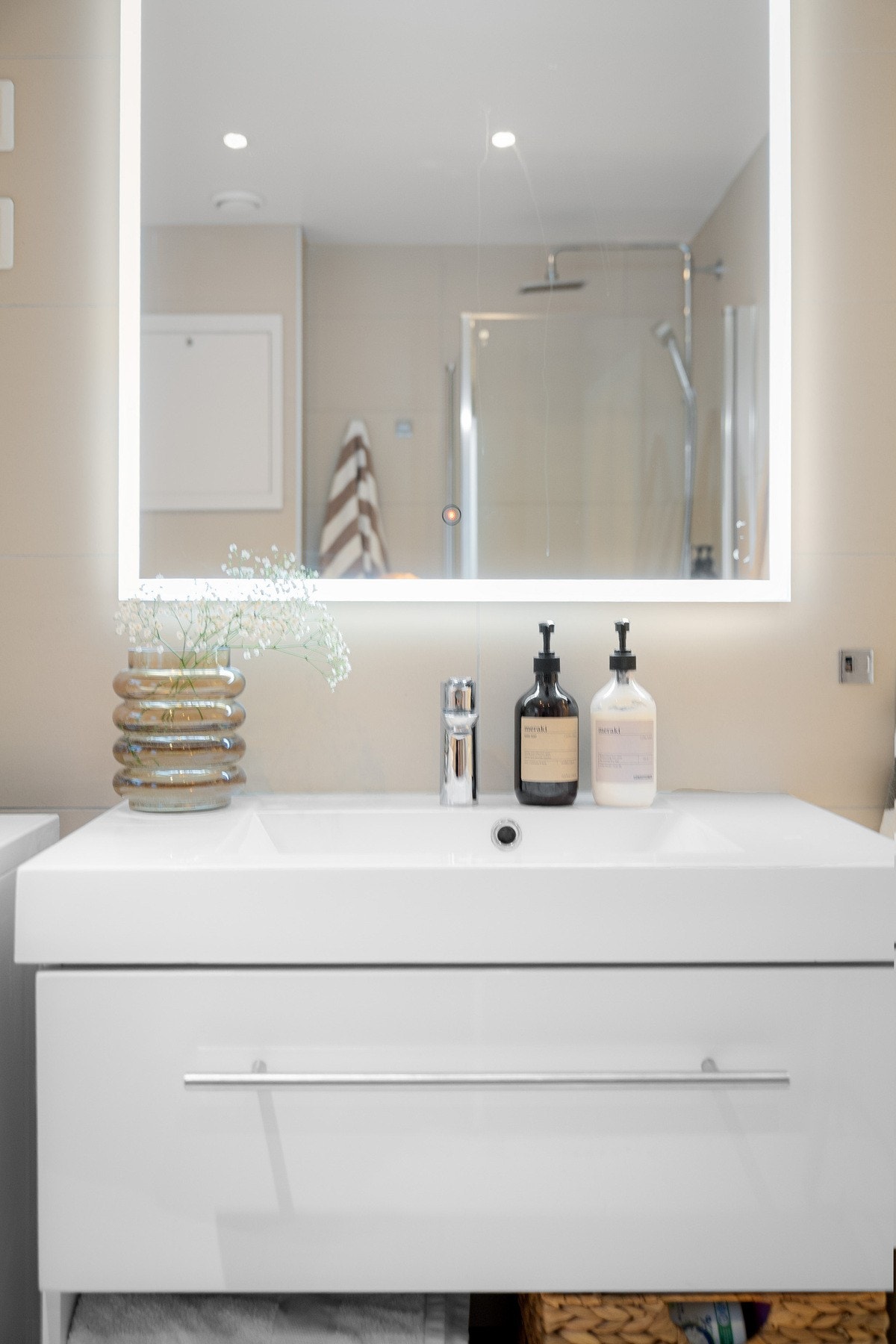 Veggspeil med belysning. Galleribilde