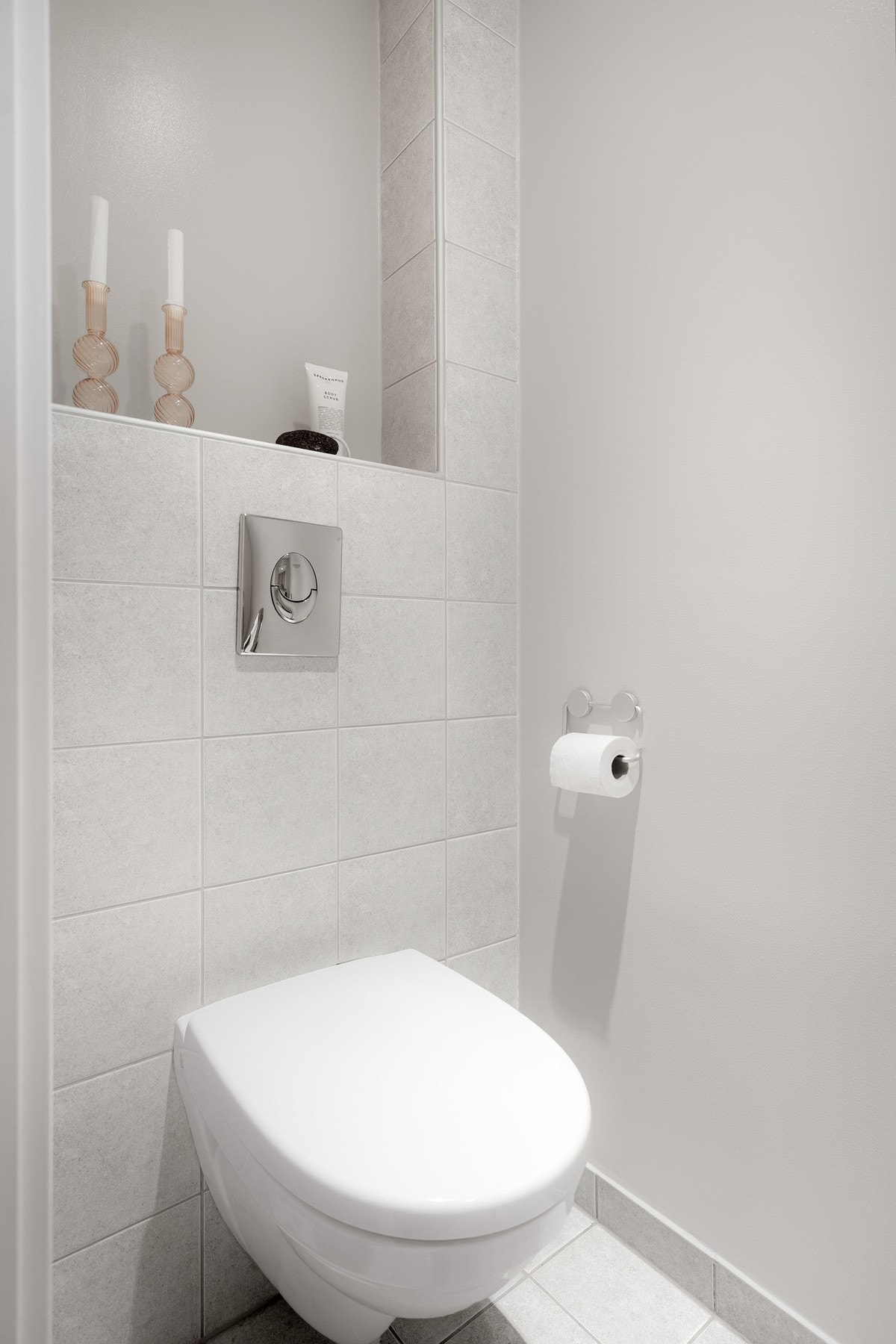 Utstyrt med vegghengt toalett, servant med skuffeskap og veggspeil. Galleribilde